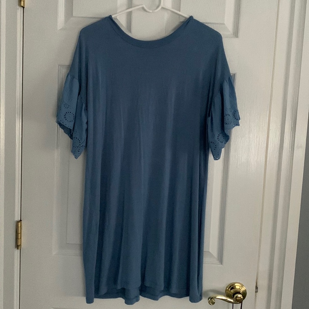 Junior’s blue dress